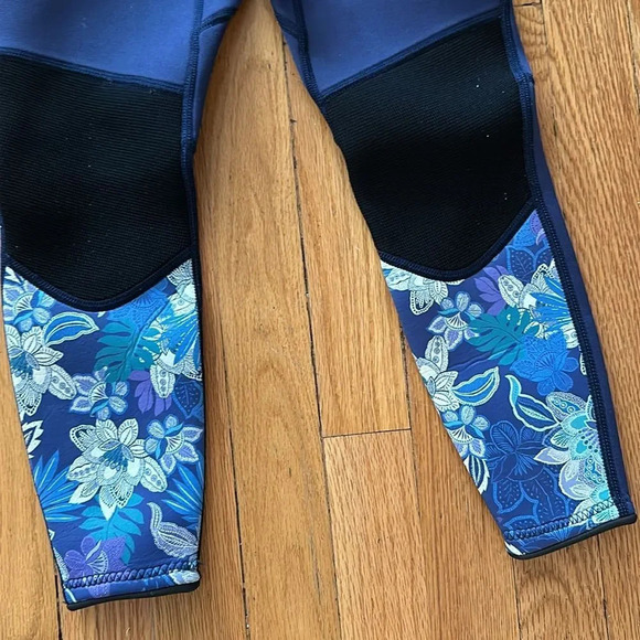 Xuker wet suit navy with floral girls long sleeve 10.5” pit to pit like new - Picture 3 of 6